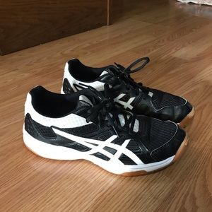 ASICS women’s volleyball shoes 7.5